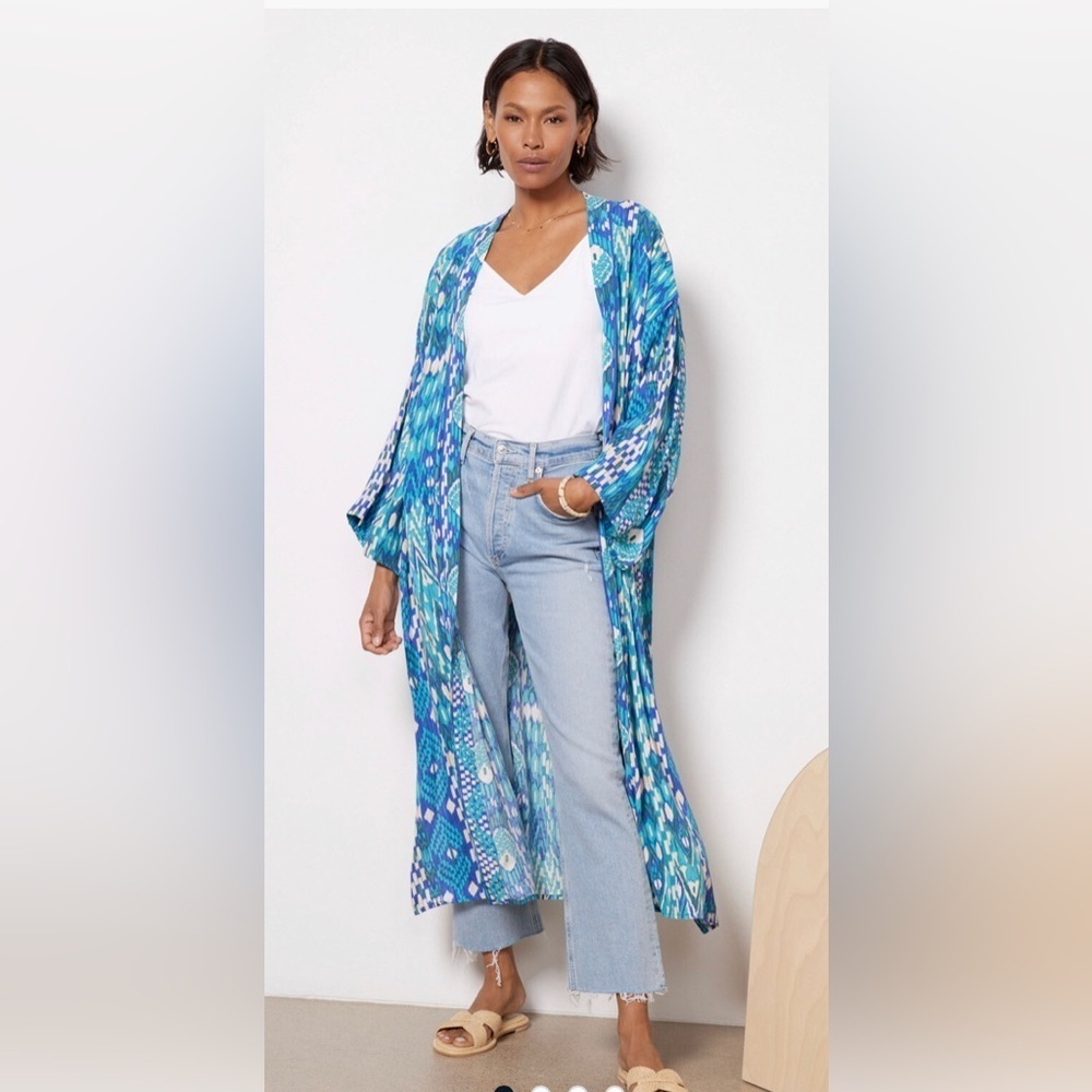 Evereve Blue and White Patterned Tunic